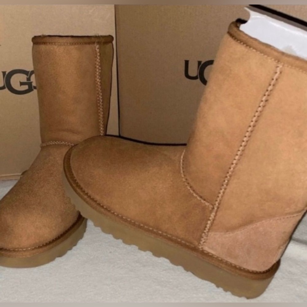 UGG CLASSIC SHORT - Picture 1 of 5
